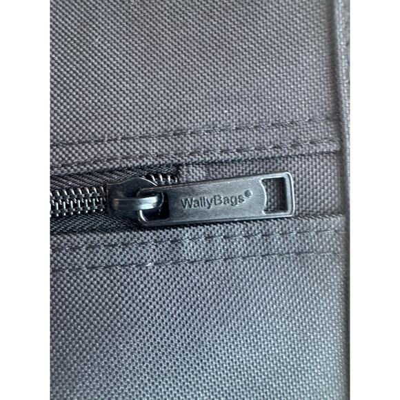 Wallybag Garment Bag 40” X 22” X 3”with large exterior pockets Like New - Picture 13 of 14